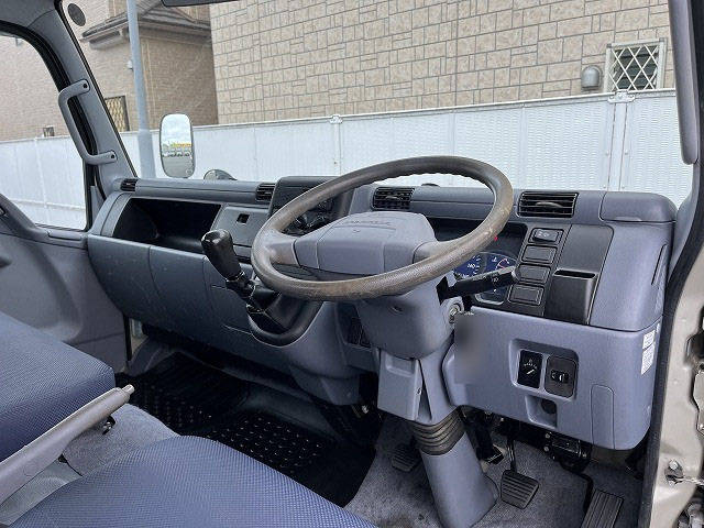 三菱ふそうキャンター平ボディ小型（2t・3t）[写真24]