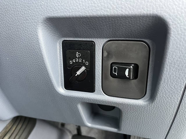 三菱ふそうキャンター平ボディ小型（2t・3t）[写真26]