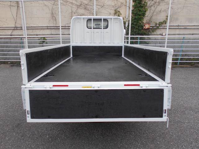 三菱ふそうキャンター平ボディ小型（2t・3t）[写真11]