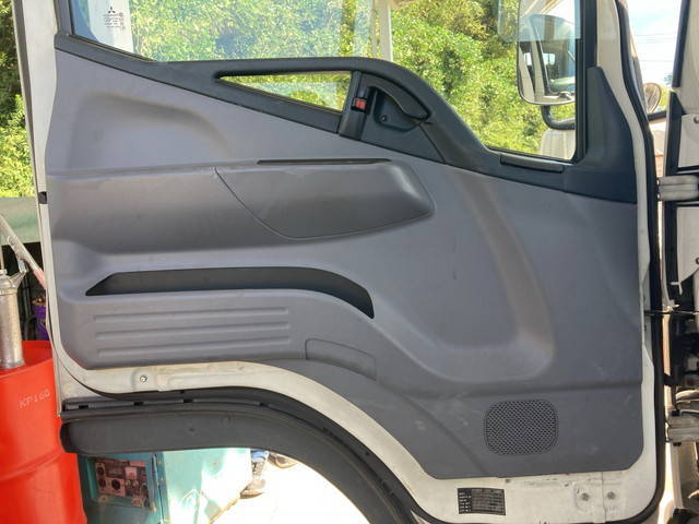 三菱ふそうキャンター平ボディ小型（2t・3t）[写真21]