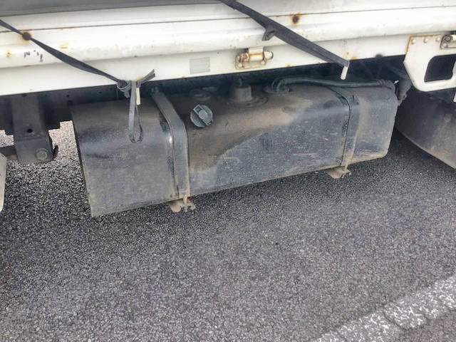 三菱ふそうキャンターガッツ平ボディ小型（2t・3t）[写真10]