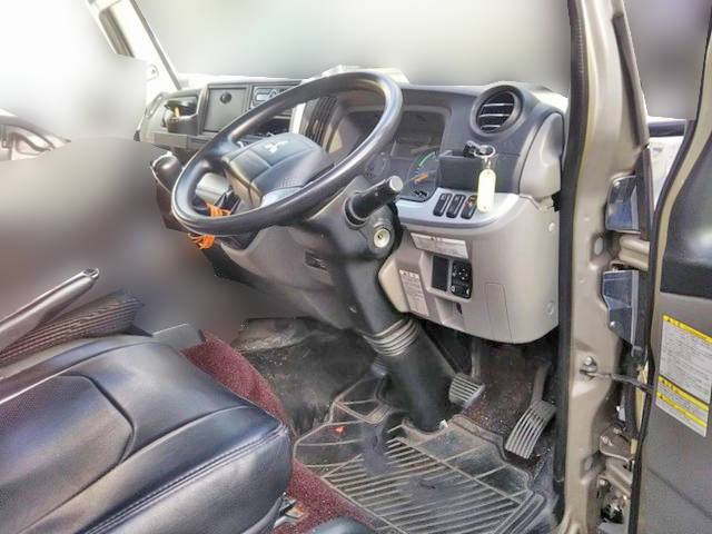 三菱ふそうキャンターアルミバン小型（2t・3t）[写真21]