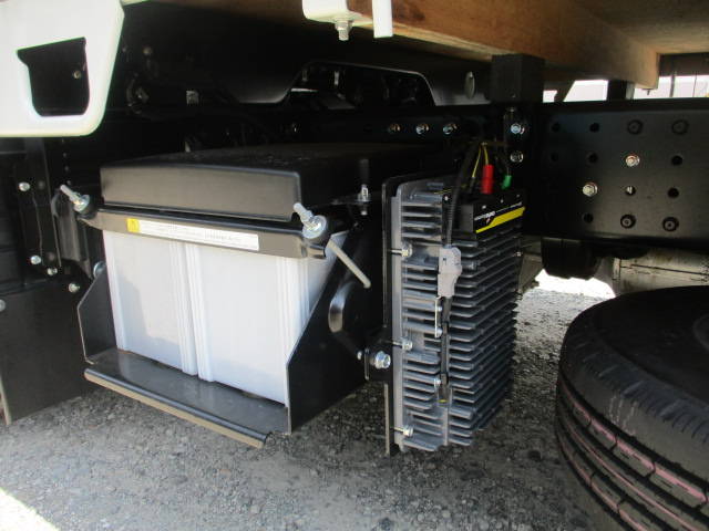 三菱ふそうキャンター平ボディ小型（2t・3t）[写真09]