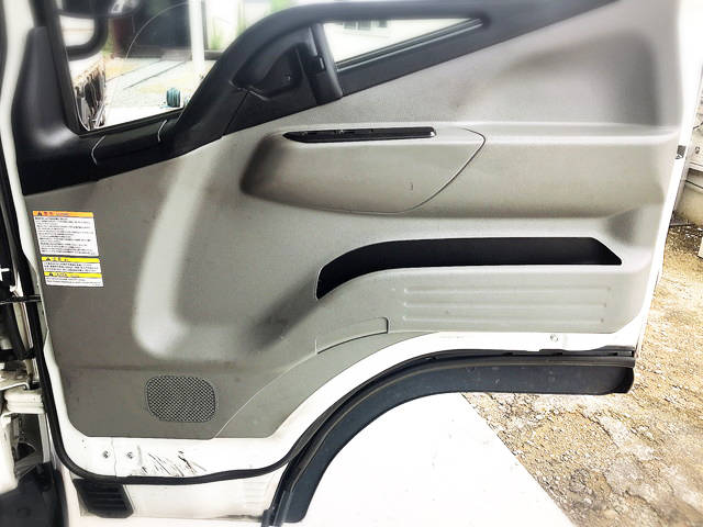 三菱ふそうキャンター平ボディ小型（2t・3t）[写真24]