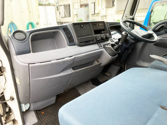 三菱ふそうキャンター平ボディ小型（2t・3t）[写真30]
