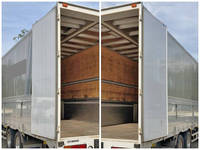 いすゞギガアルミウイング大型（10t）[写真10]