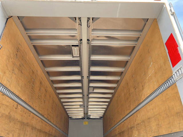 いすゞギガアルミウイング大型（10t）[写真11]