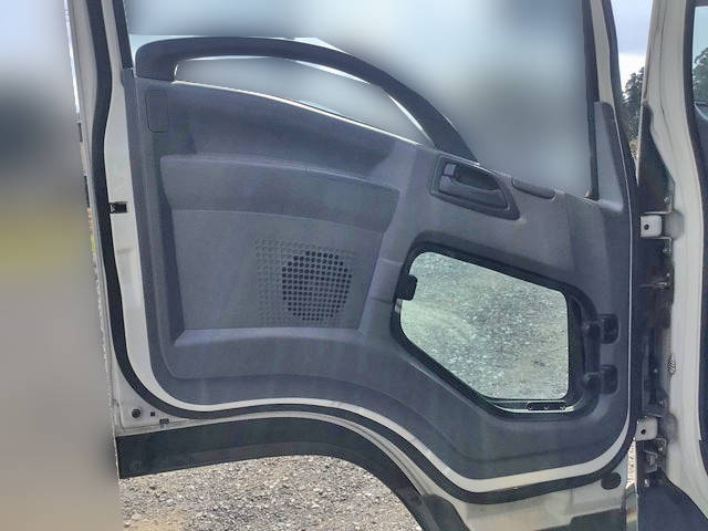 いすゞフォワード冷蔵冷凍ウイング中型（4t）[写真28]