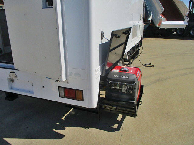 マツダタイタン移動販売車小型（2t・3t）[写真33]