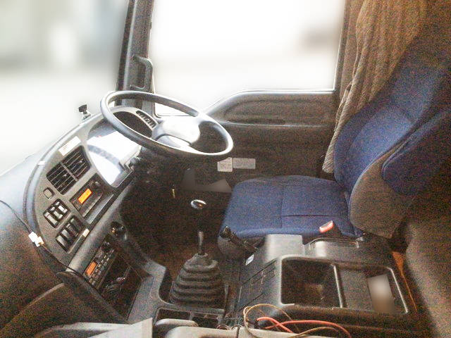 いすゞギガバルク車（粉粒体運搬車）大型（10t）[写真23]