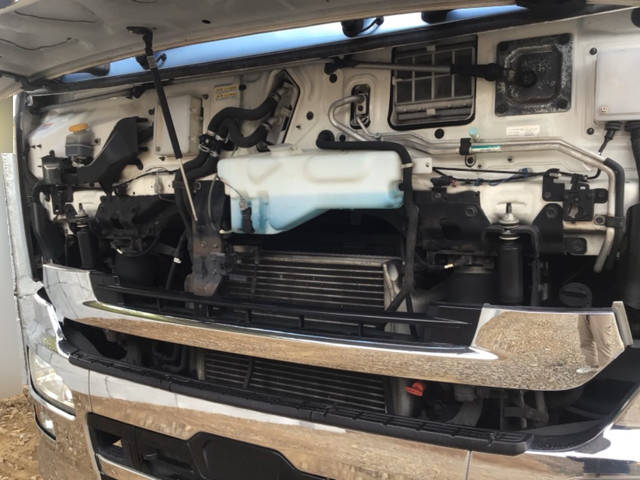 UDトラックスクオンバルク車（粉粒体運搬車）大型（10t）[写真05]