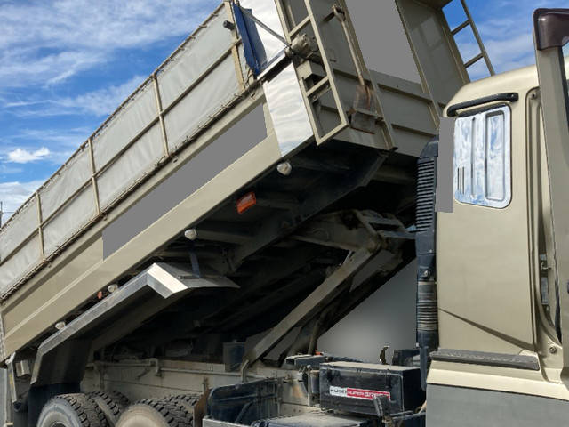 三菱ふそうスーパーグレートダンプ大型（10t）[写真12]