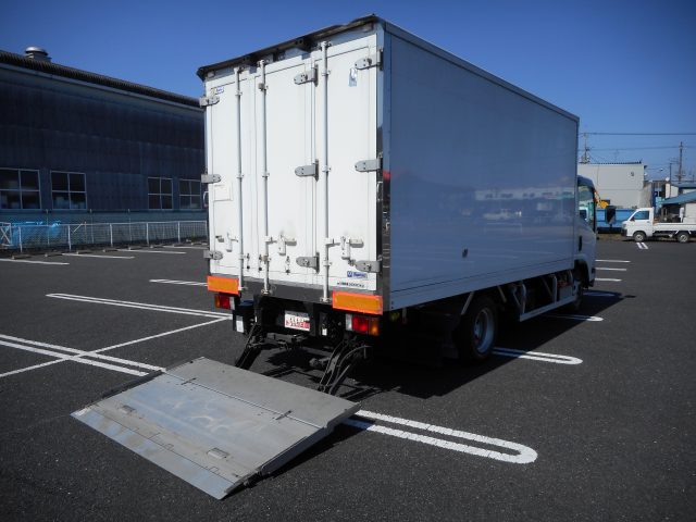 いすゞエルフ冷凍車（冷蔵車）小型（2t・3t）[写真02]