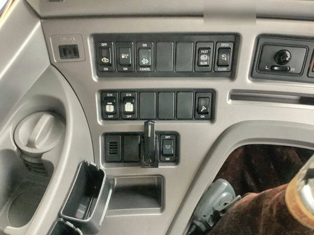 UDトラックスクオン汚泥吸引車大型（10t）[写真33]