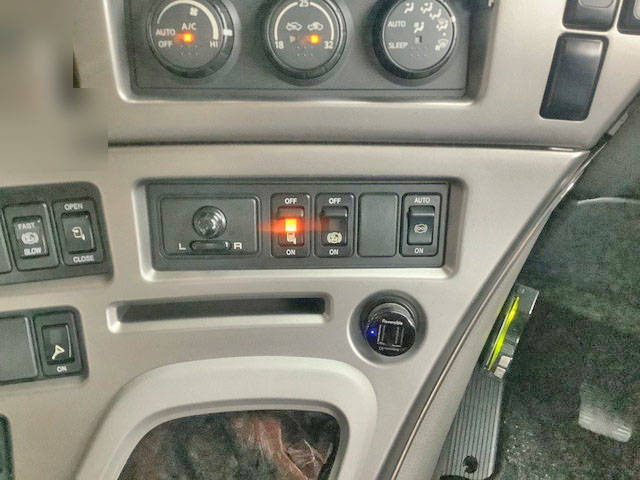 UDトラックスクオン汚泥吸引車大型（10t）[写真34]