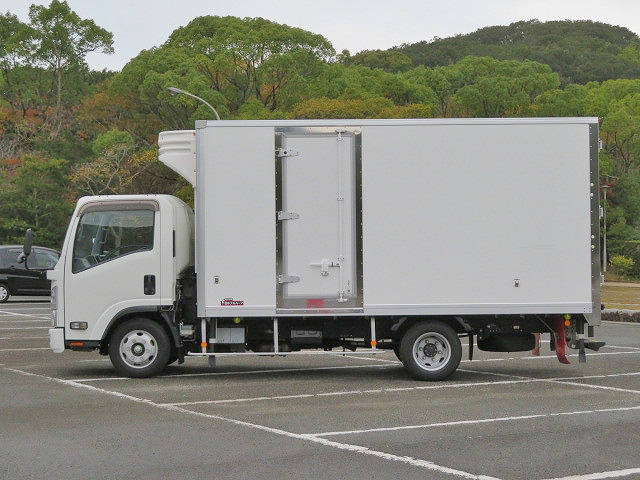 いすゞエルフ冷凍車（冷蔵車）小型（2t・3t）[写真03]