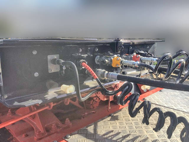 UDトラックスクオントレーラーヘッド（トラクターヘッド）大型（10t）[写真08]