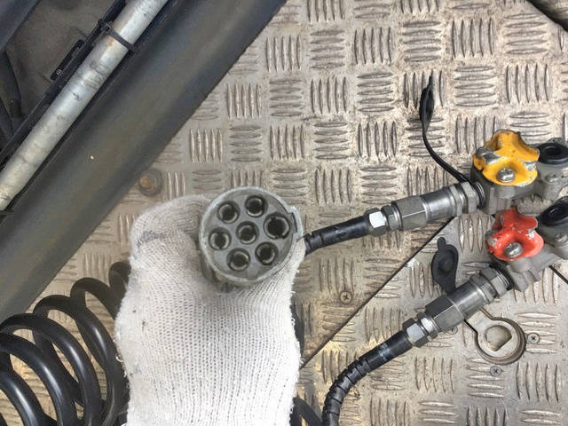 UDトラックスクオントレーラーヘッド（トラクターヘッド）大型（10t）[写真14]