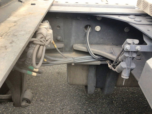 UDトラックスクオントレーラーヘッド（トラクターヘッド）大型（10t）[写真18]