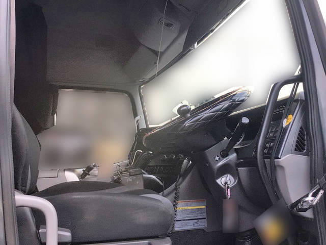 UDトラックスクオントレーラーヘッド（トラクターヘッド）大型（10t）[写真29]