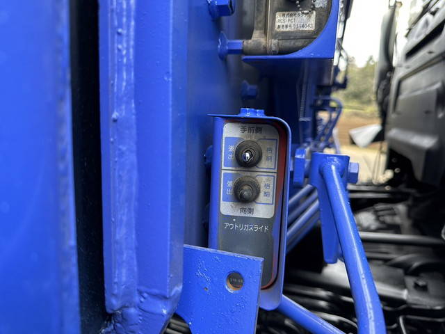 いすゞギガセルフクレーン4段大型（10t）[写真12]