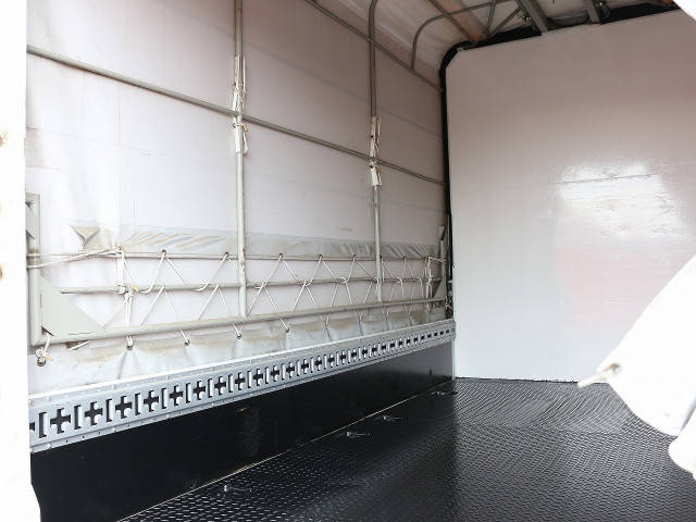 三菱ふそうキャンター幌ウイング小型（2t・3t）[写真11]