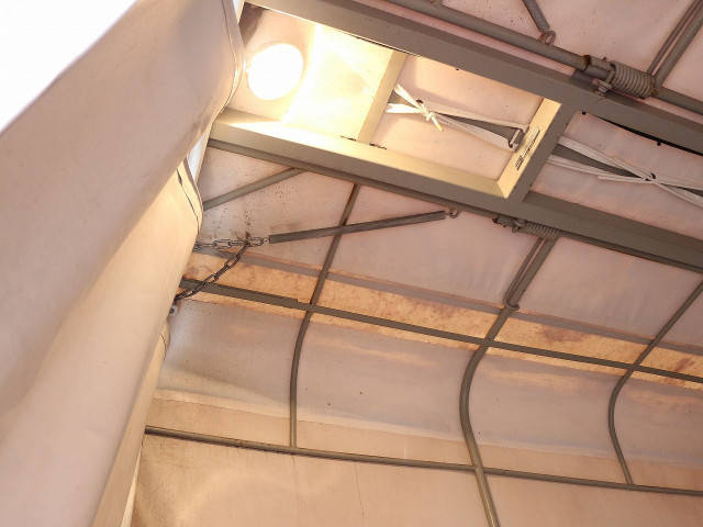 三菱ふそうキャンター幌ウイング小型（2t・3t）[写真25]