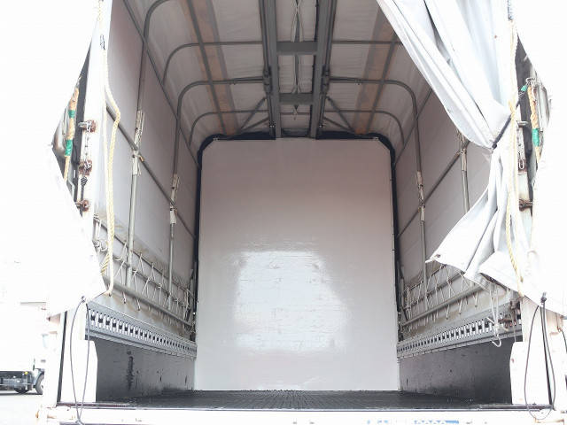 三菱ふそうキャンター幌ウイング小型（2t・3t）[写真09]