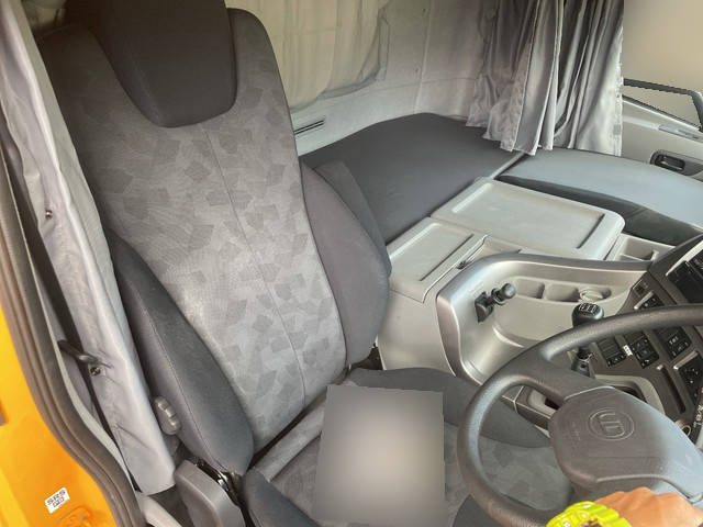 UDトラックスクオンバルク車（粉粒体運搬車）大型（10t）[写真27]