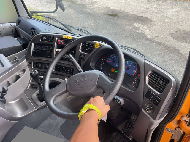 UDトラックスクオンバルク車（粉粒体運搬車）大型（10t）[写真28]