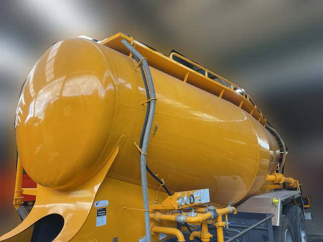 UDトラックスクオンバルク車（粉粒体運搬車）大型（10t）[写真08]