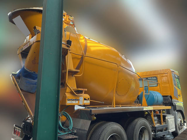 UDトラックスクオンミキサー車（コンクリートミキサー）大型（10t）[写真02]