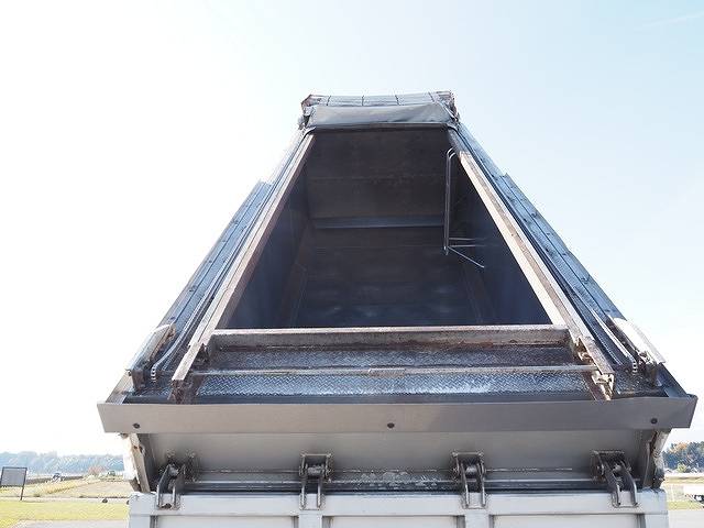 UDトラックスクオン深ダンプ（土砂禁ダンプ）大型（10t）[写真13]