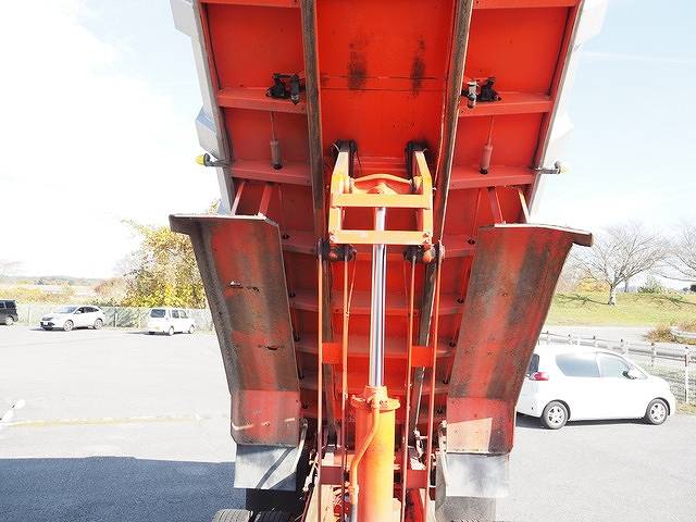 UDトラックスクオン深ダンプ（土砂禁ダンプ）大型（10t）[写真16]