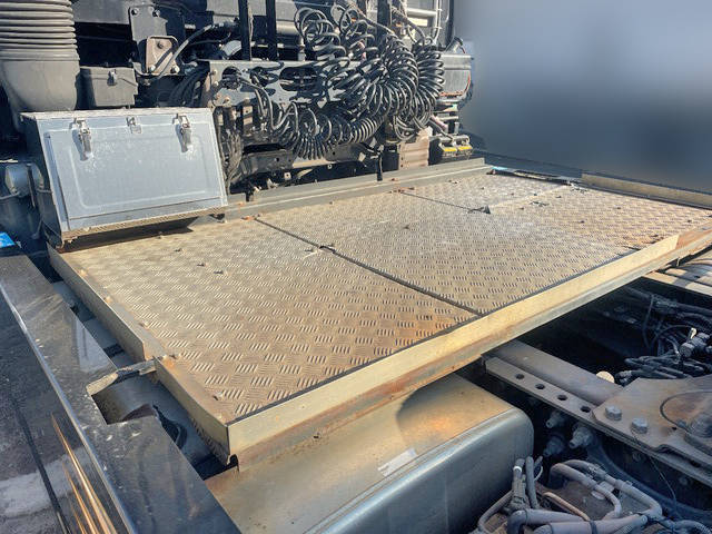 UDトラックスクオントレーラーヘッド（トラクターヘッド）大型（10t）[写真11]