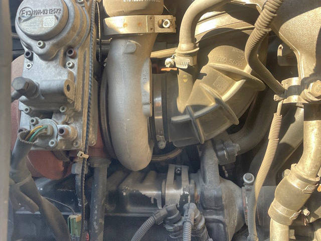 UDトラックスクオントレーラーヘッド（トラクターヘッド）大型（10t）[写真23]