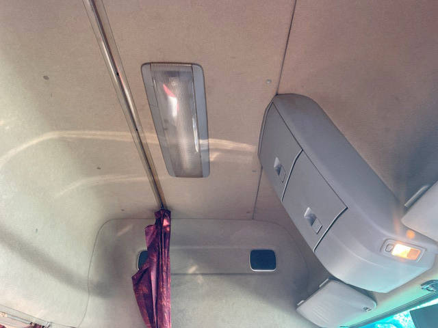 UDトラックスクオントレーラーヘッド（トラクターヘッド）大型（10t）[写真25]