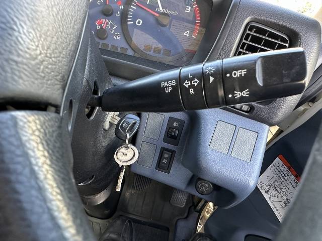 日野レンジャーセルフクレーン4段増トン（6t・8t）[写真37]