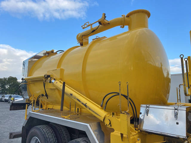 日野プロフィア汚泥吸引車大型（10t）[写真13]