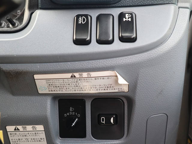 三菱ふそうキャンタークレーン6段小型（2t・3t）[写真38]