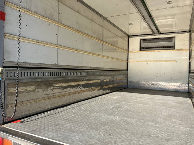 いすゞフォワード冷蔵冷凍ウイング中型（4t）[写真11]