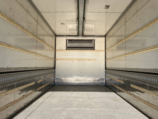 いすゞフォワード冷蔵冷凍ウイング中型（4t）[写真12]