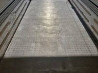 いすゞフォワード冷蔵冷凍ウイング中型（4t）[写真13]