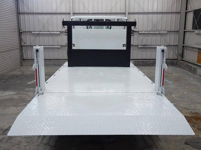 三菱ふそうキャンター平ボディ小型（2t・3t）[写真09]