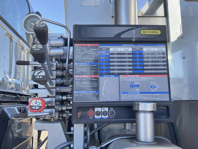 いすゞギガセルフクレーン4段大型（10t）[写真14]