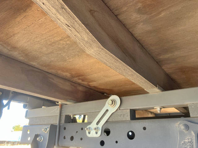 いすゞエルフ平ボディ小型（2t・3t）[写真23]