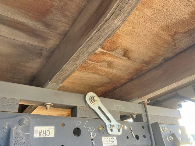 いすゞエルフ平ボディ小型（2t・3t）[写真24]