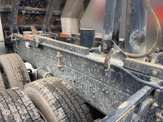 UDトラックスクオンダンプ大型（10t）[写真23]