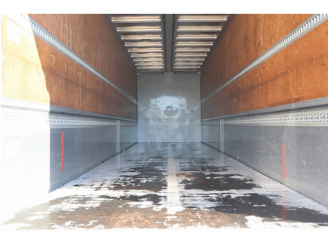 いすゞギガアルミウイング大型（10t）[写真10]