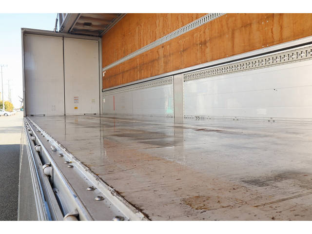 いすゞギガアルミウイング大型（10t）[写真12]